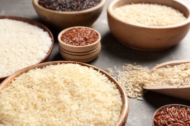 Kahverengi ve gri masada pirinç diğer türleri