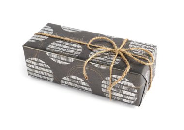 Güzel hediye kutusu beyaz arka plan üzerinde sicim ile