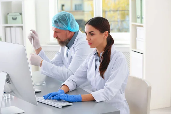 Cientistas Que Trabalham Laboratório Investigação Análise — Fotografia de Stock