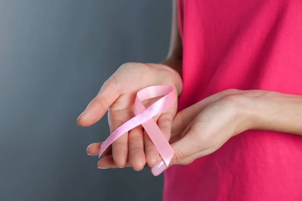 Mulher Segurando Fita Rosa Fundo Cinza Close Com Espaço Para — Fotografia de Stock