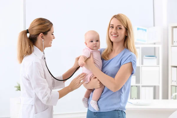 Woman Her Baby Visiting Children Doctor Hospital — Stock Photo, Image