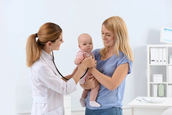 Frau Mit Baby Besuch Beim Kinderarzt Krankenhaus — Stockfoto