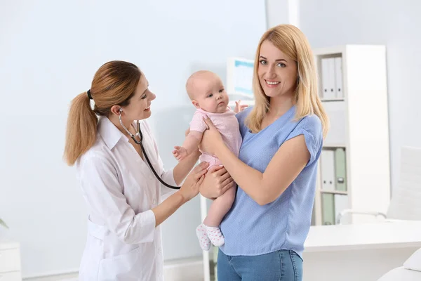 Mulher Com Seu Bebê Visitando Médico Infantil Hospital — Fotografia de Stock