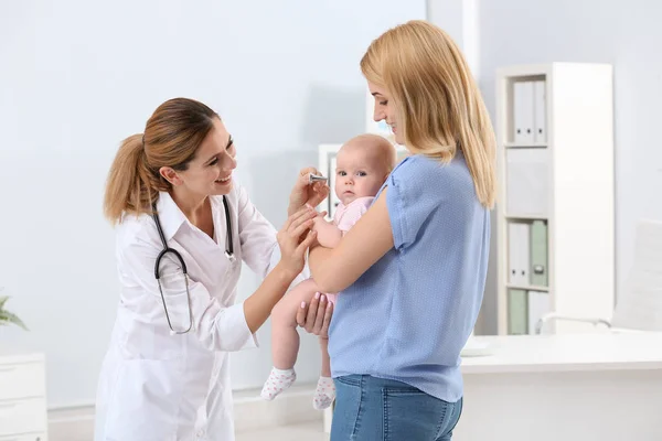 Woman Her Baby Visiting Children Doctor Hospital — Stock Photo, Image