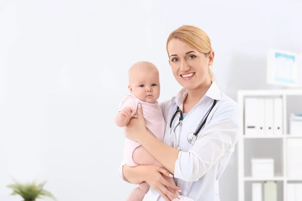 Mujer Con Bebé Visitando Médico Los Niños Hospital —  Fotos de Stock