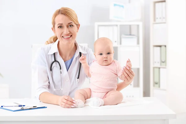 Mujer Con Bebé Visitando Médico Los Niños Hospital — Foto de Stock