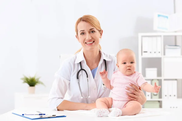 Frau Mit Baby Besuch Beim Kinderarzt Krankenhaus — Stockfoto