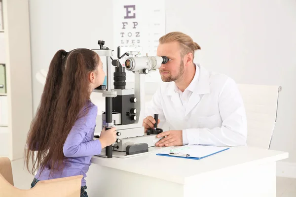 Kinderarzt Untersucht Kleines Mädchen Mit Augengerät Klinik — Stockfoto