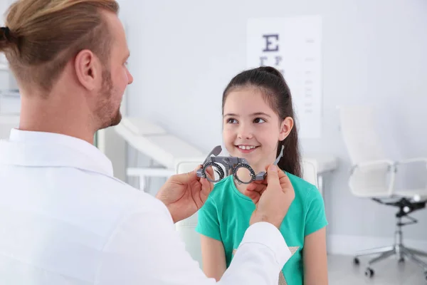 Médico Niños Poniendo Marco Ensayo Niña Pequeña Clínica Examen Ocular —  Fotos de Stock