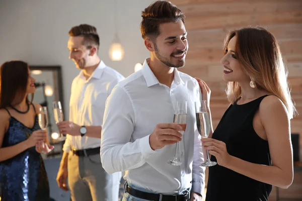 Lyckliga Par Med Champagne Glasen Har Fest Inomhus — Stockfoto