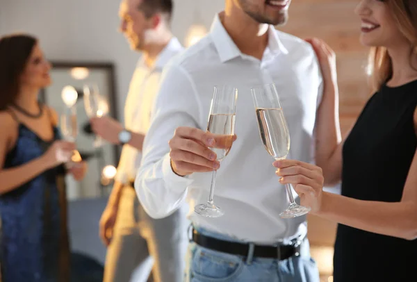 Casal Feliz Com Champanhe Copos Que Fazem Festa Dentro Casa — Fotografia de Stock