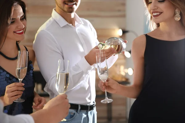 Pareja Feliz Con Champán Copas Teniendo Fiesta Interiores — Foto de Stock