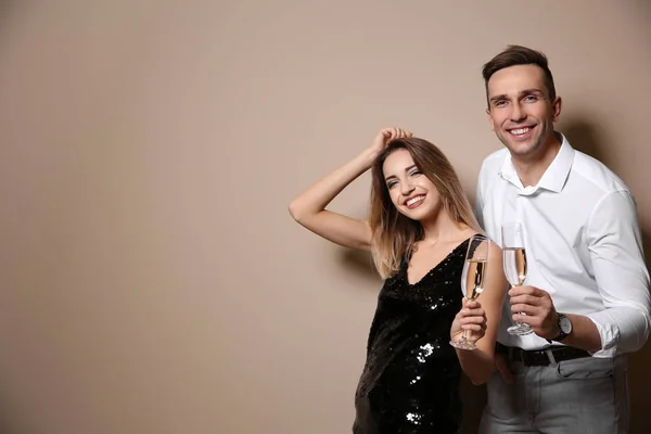 Lyckliga Par Med Glas Champagne Färgbakgrund Utrymme För Text — Stockfoto