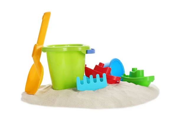 Plastik Strandspielzeug Auf Sandhaufen Vor Weißem Hintergrund — Stockfoto