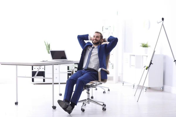 Joven Hombre Negocios Sentado Cómoda Silla Oficina Lugar Trabajo —  Fotos de Stock