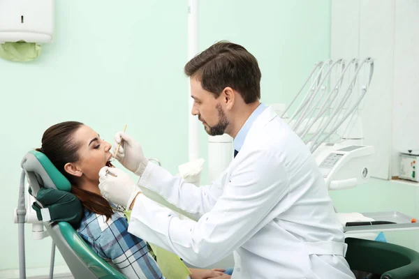 Profesionální Zubní Práci Pacientem Moderní Klinika — Stock fotografie