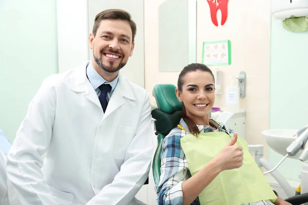 Professionele Tandarts Gelukkig Patiënt Moderne Kliniek — Stockfoto