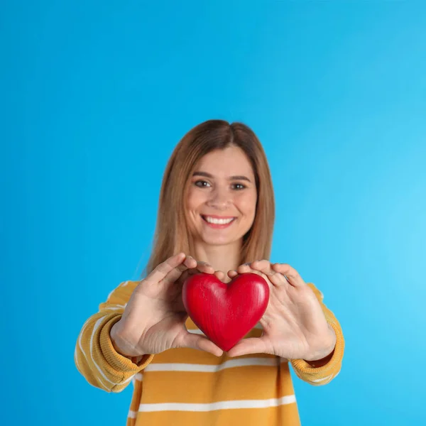 Portret Van Een Vrouw Met Decoratieve Hart Kleur Achtergrond — Stockfoto