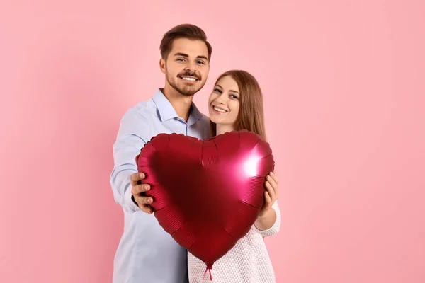 Porträt Von Mann Und Frau Mit Herzförmigem Ballon Auf Farbigem — Stockfoto