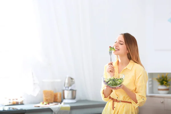 Mujer Joven Feliz Comiendo Ensalada Cocina Espacio Para Texto Dieta — Foto de Stock