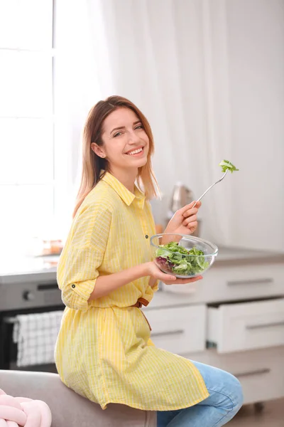 Szczęśliwa Młoda Kobieta Jedzenie Sałatka Kuchni Zdrowa Dieta — Zdjęcie stockowe