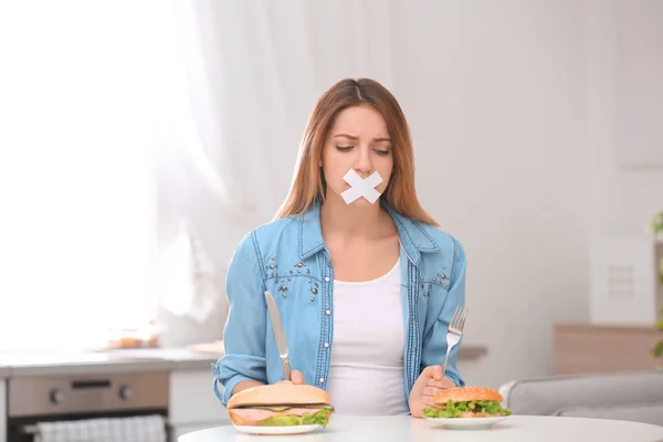 Szomorú Fiatal Ragasztva Száj Hamburgerek Konyha Asztalnál Egészséges Táplálkozás — Stock Fotó