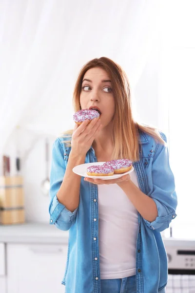 Emocionální Mladá Žena Jíst Koblihy Kuchyni Neúspěšné Dieta — Stock fotografie