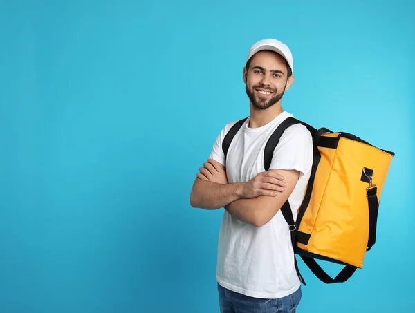 Correios Jovens Com Saco Térmico Fundo Cor Espaço Para Texto — Fotografia de Stock