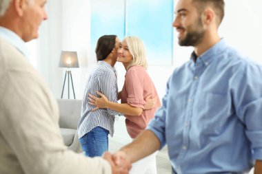 Evde mutlu bir aile. Reunion nesillerin