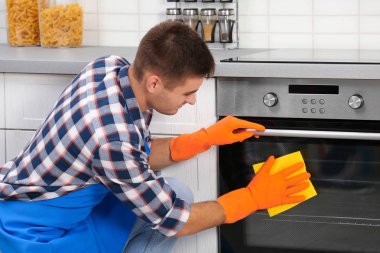 Adam bez içinde ev ile mutfak fırın Temizleme