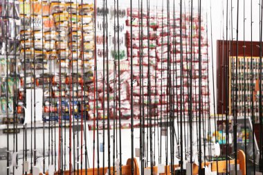 Spor salonu içinde farklı balıkçılık çubuklar ile stand