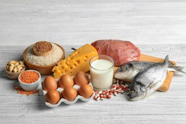 Farklı doğal gıda masada. Yüksek protein diyeti