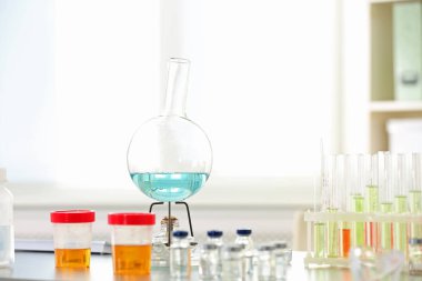 Laboratuar kapkacakları masada kapalı. Araştırma ve analiz