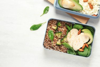 Düz kompozisyon konteyner ile doğal protein yiyecek ışık arka plan üzerinde yatıyordu. Metin için yer