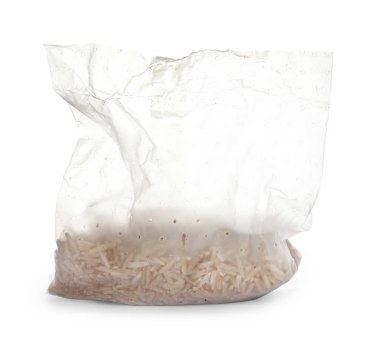 Beyaz arka plan üzerinde ham cilasız pilav ile plastik torba