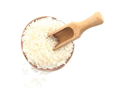 Kase ve kepçe ile çiğ pirinç beyaz arka planda, üstten görünüm