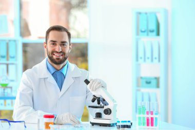 Laboratuvar, metin için yer çalışan genç bilim adamı. Kimyasal analiz