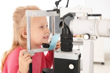 Küçük kız çocuk Doktor Kliniği ziyaret. Göz tetkikleri