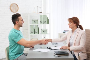 Genç adam toplantısı avukat ile ofiste