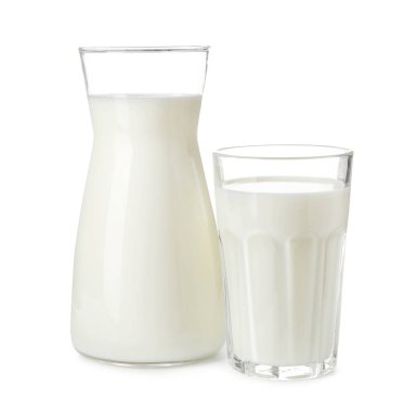 Cam ve beyaz arka plan üzerinde taze sütlü cruet