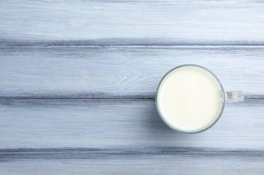 Ahşap masa, üstten görünüm taze süt fincan. Metin için yer
