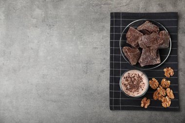 Gri zemin üzerine çikolata protein shake ile düz yatıyordu kompozisyon