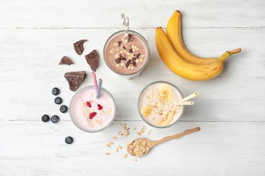 Protein karışımlarından ve malzemeler ahşap masa üzerinde düz yatıyordu kompozisyonu