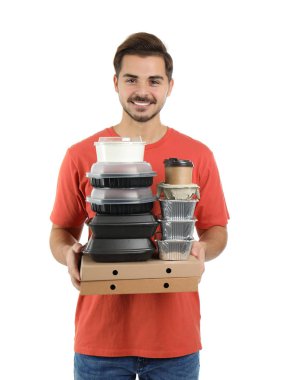 Pizza kutuları, kapsayıcılar ve beyaz arka plan üzerinde içecekler ile genç kurye. Gıda dağıtım hizmeti