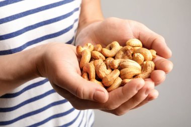 Kaju fıstığı açık renkli, closeup tutan kadın