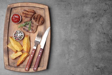 Gri arka plan üzerinde ızgara et ile düz yatıyordu kompozisyon. Metin için yer