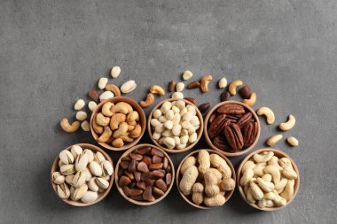 Gri arka plan, üstten görünüm üzerinde organik fındık ile düz yatıyordu kompozisyon. Çerez karması