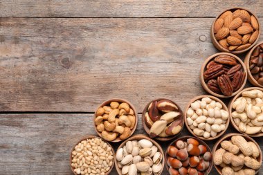 Organik fındık ve ahşap arka plan, üstten görünüm üzerinde metin için yer düz yatıyordu kompozisyonu. Çerez karması