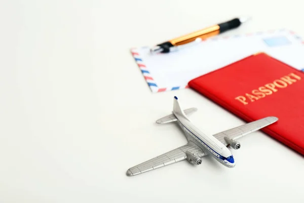 Hračka Letadlo Pas Prostor Pro Text Bílém Pozadí Cestovní Pojištění — Stock fotografie