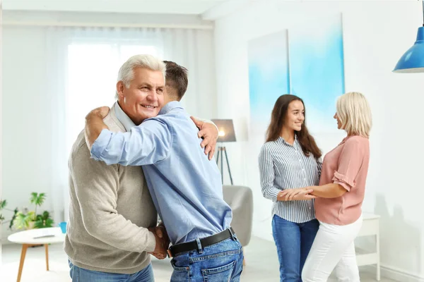 Gelukkige Familie Thuis Reünie Van Generaties — Stockfoto